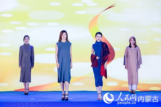 羊絨服飾展示。鄂托克旗農牧局供圖