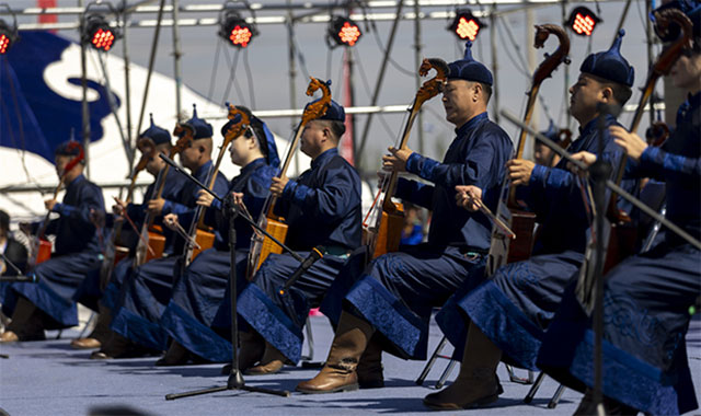 拉響悠揚的馬頭琴。