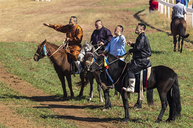 騎上烏審馬,熱情把歌唱。