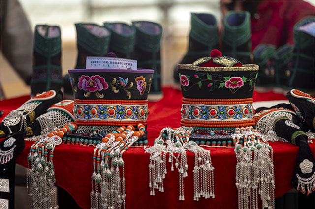 美輪美奐的非遺技藝鄂爾多斯蒙古族頭飾。