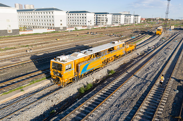 圖1:2022年8月11日,二連浩特鐵路口岸新增、改建的12條寬準軌接發列車線路投入使用,口岸擴能改造主體工程全部竣工。