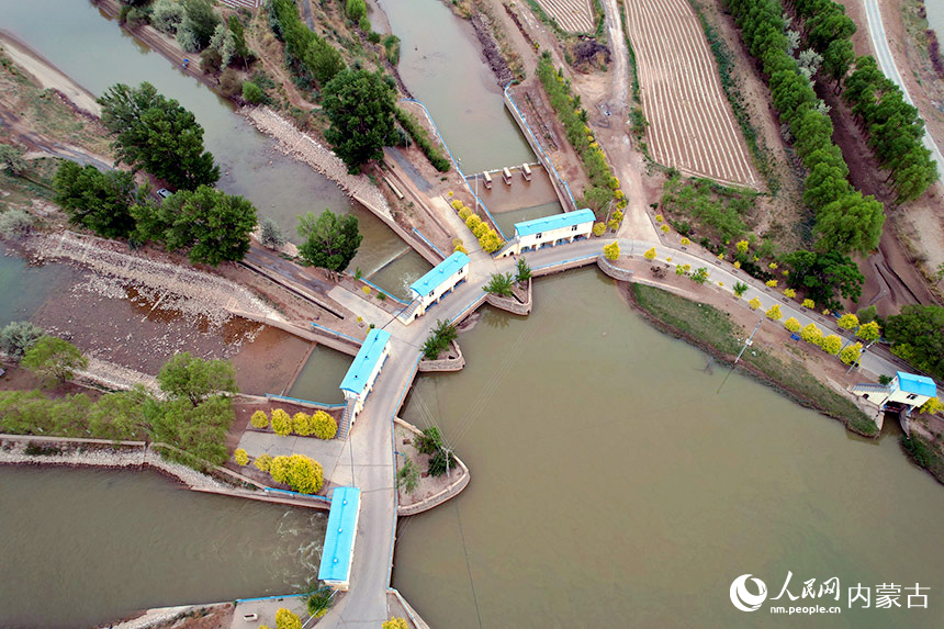 總干渠第四分水樞紐。齊鴻雁攝