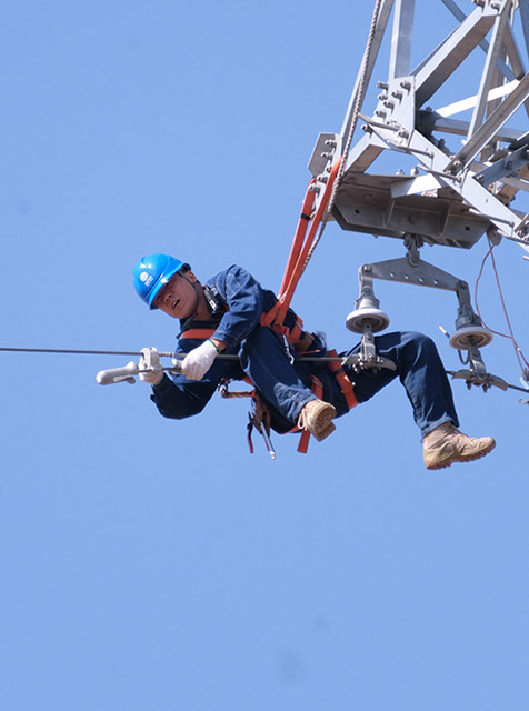 高空檢修。李景志攝
