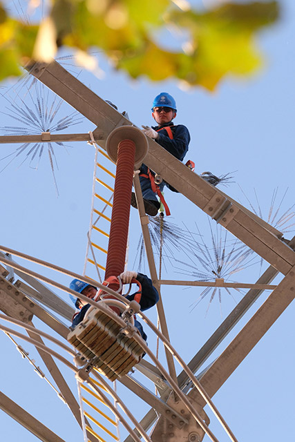 檢修。李景志攝
