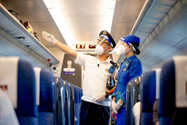 圖為D27834次列車員檢查車廂行李擺放,確保旅客出行安全。