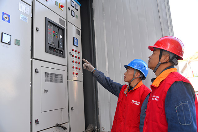 9月29日,國家電網蒙東電力(科右中旗急修)共產黨員服務隊正在對轄區環網柜進行巡視,保障國慶假期居民正常用電。董文龍攝