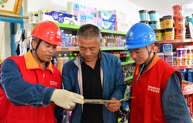 9月29日,國家電網蒙東電力(科右中旗急修)共產黨員服務隊正在為轄區商鋪發放安全用電宣傳單,保障國慶假期居民用電安全。(攝影:董文龍)