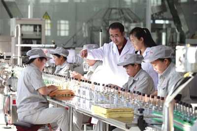 內蒙古自治區市場監督管理審評查驗中心在太仆寺旗草原釀酒公司觀察酒體情況。