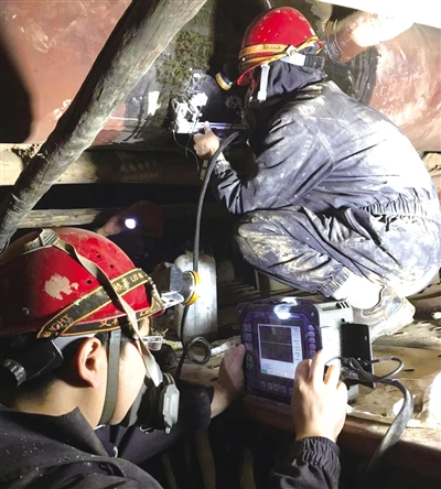 內蒙古自治區特種設備檢驗研究院在新能能源有限公司針對設備腐蝕嚴重點進行數據采集。