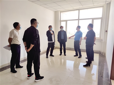 　烏海市“半拉子”工程大起底工作領導小組現場辦公。佚名 攝