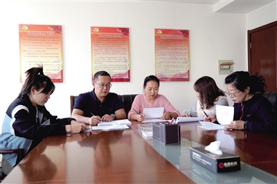 烏海市財政局工作人員對沉淀資金進行起底摸排。郝飚 攝