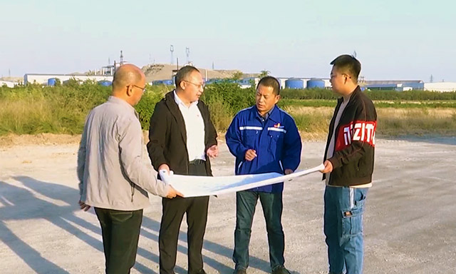 海南區發改委工作人員深入企業一線和企業負責人共同探討產業升級項目規劃工作。郭浩攝