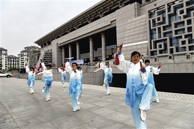 全民健身動起來。 高瑞鵬 攝