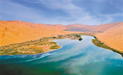 阿拉善右旗巴丹吉林沙漠里的蘇敏吉林湖美不勝收。近年來,內蒙古不斷加大對巴丹吉林沙漠生態環境的治理與保護,讓景色壯美的巴丹吉林沙漠煥發奕奕光彩。記者 馬建荃 攝