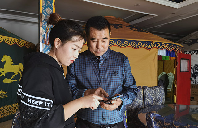 勞動保障協理員深入餐飲企業宣講技能培訓政策，面對面講解中式面點師培訓內容和報名流程。（攝影：王海霞）