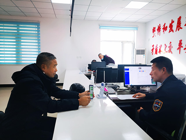 群眾正在勞動仲裁、監察窗口咨詢拖欠工資如何維權。