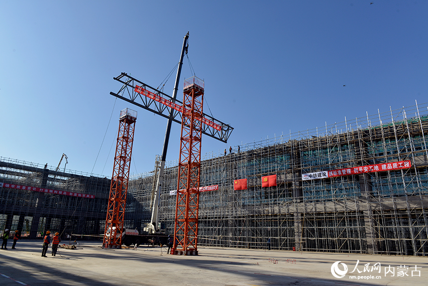 烏海海勃灣站站房建設現場作業。中國鐵路呼和浩特局供圖