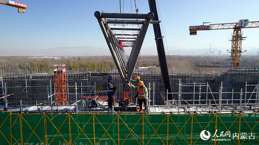 烏海海勃灣站站房建設現場作業。中國鐵路呼和浩特局供圖