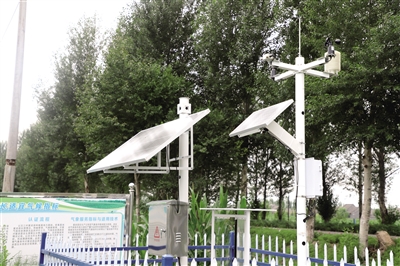 種植田里安裝設(shè)備監(jiān)測(cè)農(nóng)作物生長(zhǎng)環(huán)境。