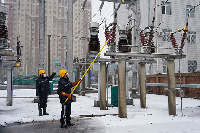 通遼熱電公司發電分場電氣專業運行員工采取“隨下隨清”的方式對變電站進行除冰除雪作業。韓濤攝