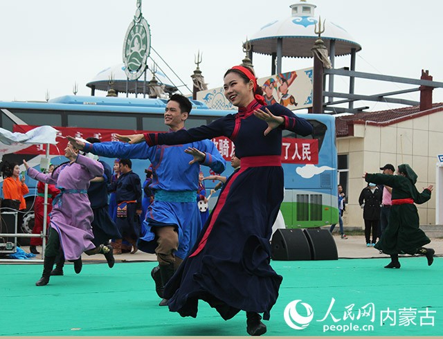 隊員們歡快地起舞。陳琳攝