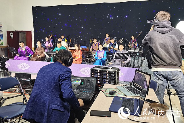 鄂托克前旗烏蘭牧騎啟動云上舞臺抖音線上直播。受訪者供圖