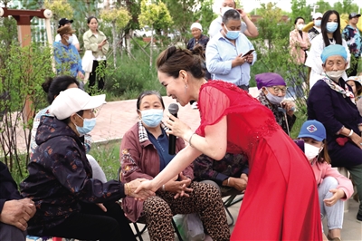 烏蘭牧騎小分隊走進養老院開展慰問演出。