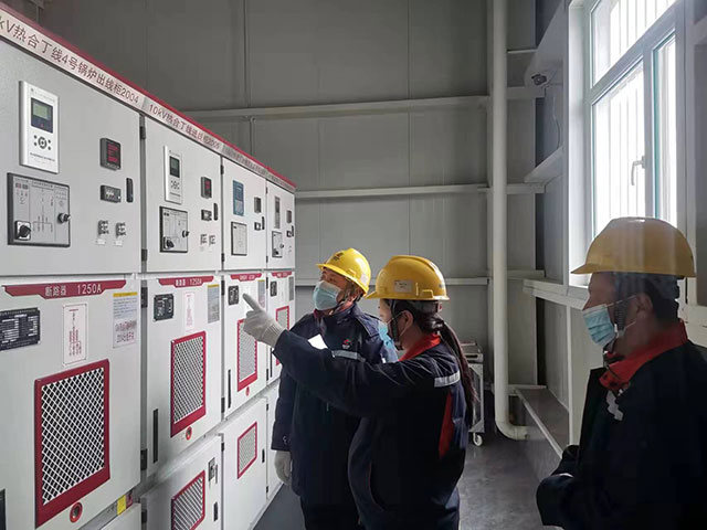 扎旗供熱站員工正在對10kv熱合丁線4號鍋爐出線柜進(jìn)行檢查。任彤?dāng)z