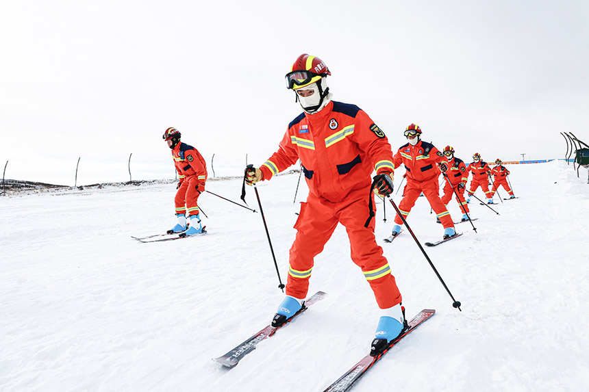 錫林郭勒消防開展低溫雨雪冰凍災(zāi)害應(yīng)急救援實(shí)戰(zhàn)拉動(dòng)演練