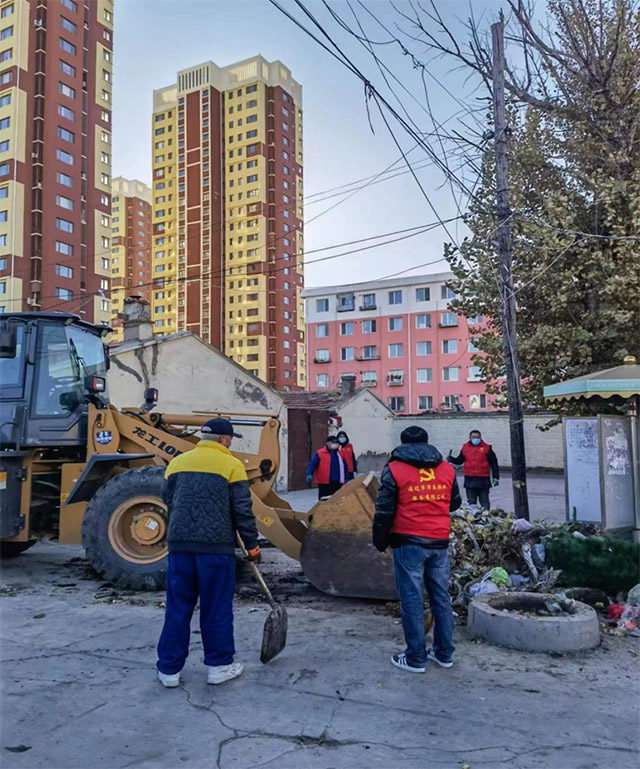 物業企業清理積存垃圾。 李春早攝