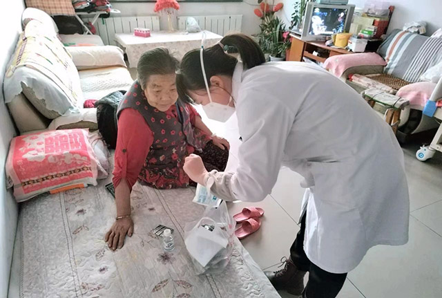 家庭醫(yī)生為老人詳細介紹了藥包的種類和使用方法。準格爾旗衛(wèi)健委供圖