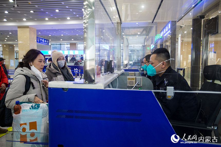 二連出入境邊防檢查站執勤民警為旅客辦理通關手續。楊金燁攝