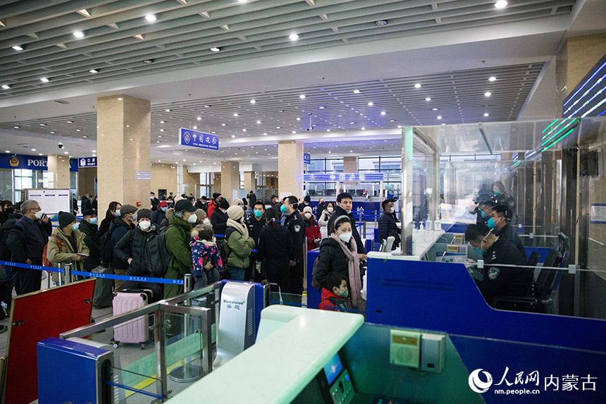 二連出入境邊防檢查站執勤民警為旅客辦理通關手續。楊金燁攝