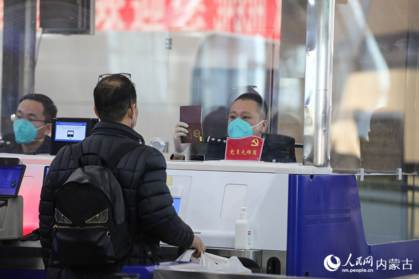 二連出入境邊防檢查站執勤民警為旅客辦理通關手續。楊金燁攝