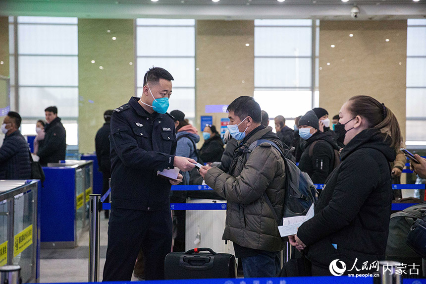 二連出入境邊防檢查站執勤民警為旅客提供通關咨詢。楊金燁攝