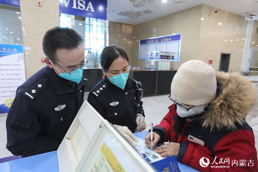 二連出入境邊防檢查站執勤民警為旅客提供通關咨詢。楊金燁攝