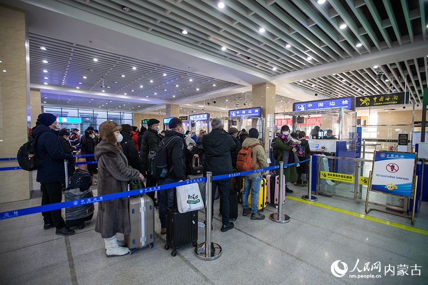 旅客從二連浩特公路口岸有序排隊(duì)通關(guān)。楊金燁攝