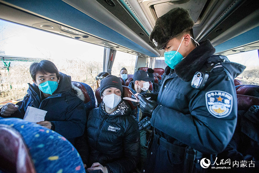 二連出入境邊防檢查站執勤民警查驗旅客通關證件。楊金燁攝