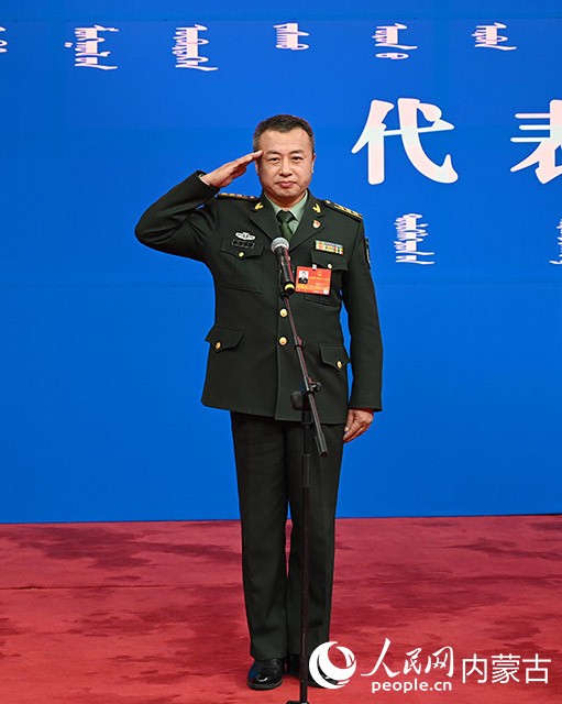 內(nèi)蒙古自治區(qū)人大代表陳在林亮相“代表通道”。人民網(wǎng) 劉藝琳攝