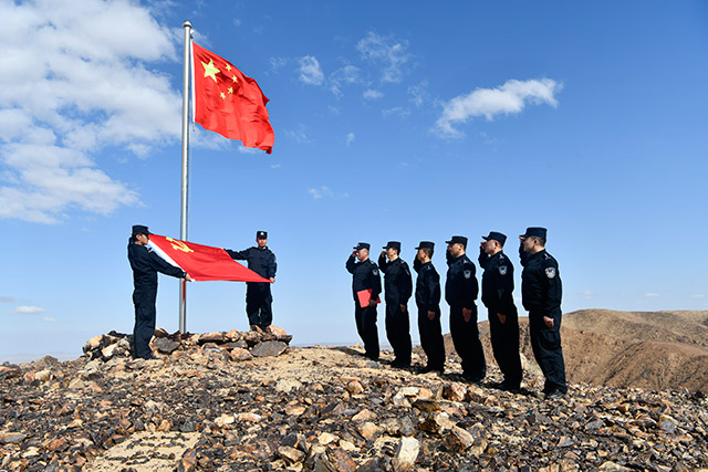 算井子邊境派出所在大紅山頂舉行重溫入黨誓詞儀式