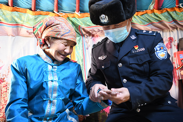 警民團結一家親。