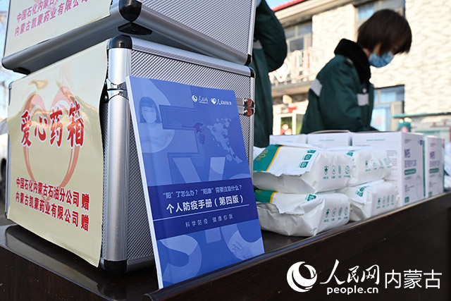 防疫物資及人民網編寫的防疫手冊。人民網 劉藝琳攝