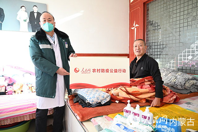賽罕區太平莊中心衛生院的醫生入戶為行動不便的老人上門義診。人民網 劉藝琳攝