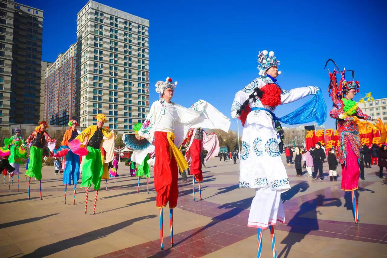 踩高蹺扭秧歌 歡樂鬧新春 福氣滿賽罕