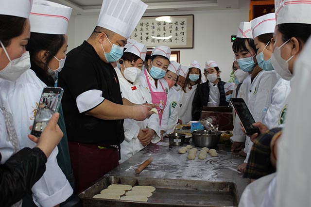 培訓老師正在講解酥燒餅制作方法。