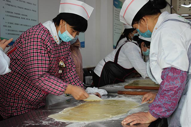 培訓(xùn)學(xué)員涂抹油酥。