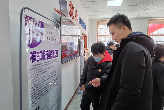 求職人員在招聘展位前查看招聘信息，挑選適合自己的崗位。霍金鑫攝