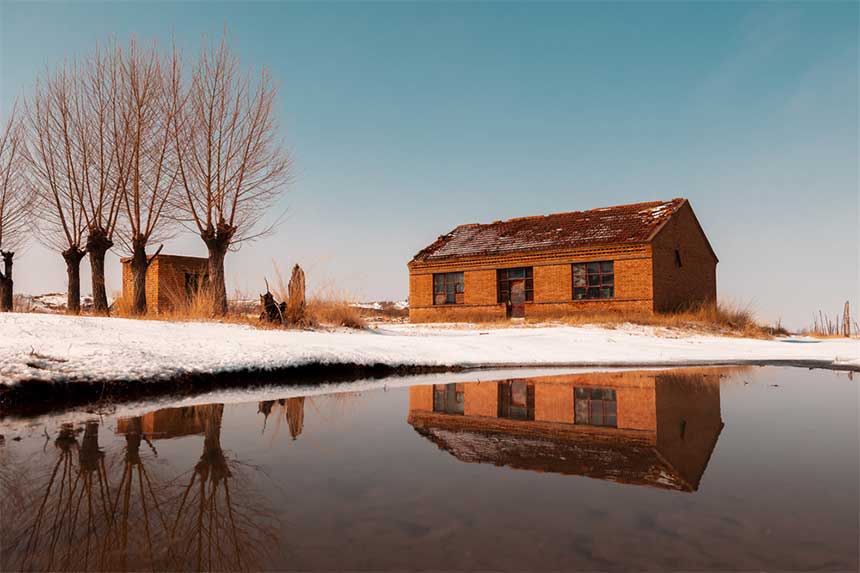 雪后倒影，愜意美好。欣坤達來攝