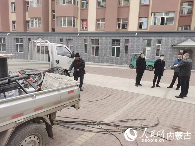 工作小組在該小區(qū)解決網(wǎng)絡(luò)寬帶問題。扎蘭屯市委辦公室供圖