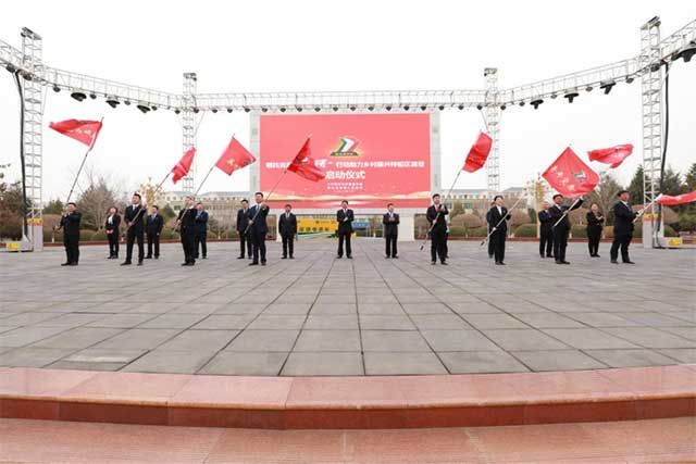 “雙百”行動啟動儀式上各支干部隊伍授旗出征